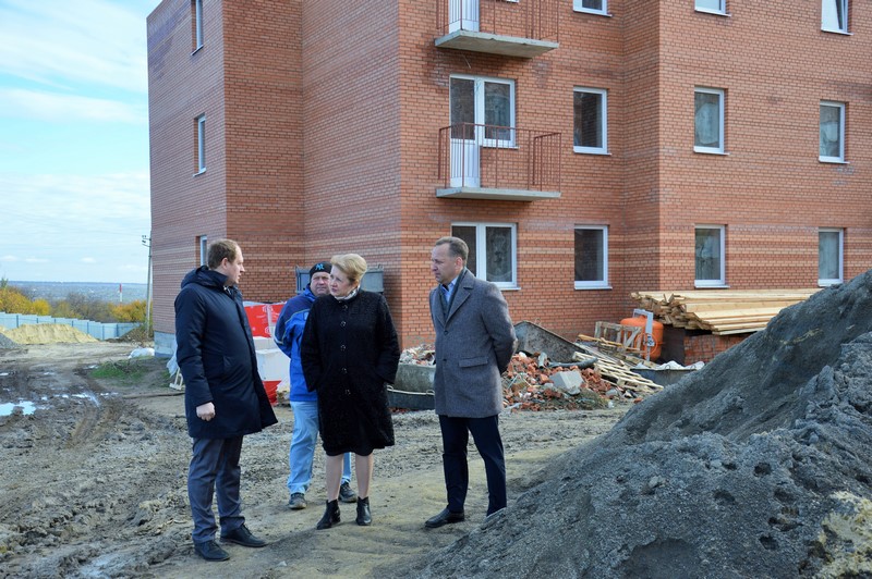 Ольга Мельникова проинспектировала ход работ по строительству жилых домов в поселке Синегорский  
